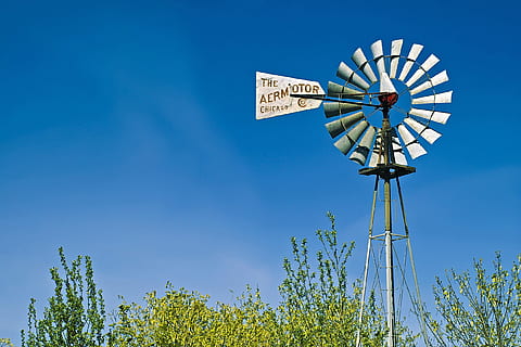 aermotor, molí de vent, Seattle, cel, turbina, energia alternativa, energia renovable, generació de combustible i energia, conservació del medi ambient, aerogenerador, energia eòlica, medi ambient, naturalesa, blau, vista d’angle baix, tecnologia, cel clar, escena rural, paisatge, dia, planta, bomba d'aigua, cap gent, a l'aire lliure, recursos sostenibles, vent, poder a la natura, Font d'alimentació, 2K, CC0, domini públic, lliure de regalies