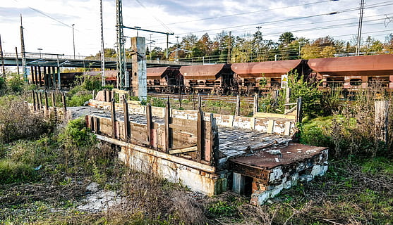 gleise, tren, rail, plataforma, trànsit ferroviari, llindar, vies del ferrocarril, vell, deteriorat, planta, cap gent, naturalesa, dia, arbre, estructura construïda, cel, arquitectura, abandonat, herba, obsoleta, connexió, a l'aire lliure, espatllat, camp, mal estat, llum solar, terra, aixafar, deteriorament, arruïnat, 5K, CC0, domini públic, lliure de regalies