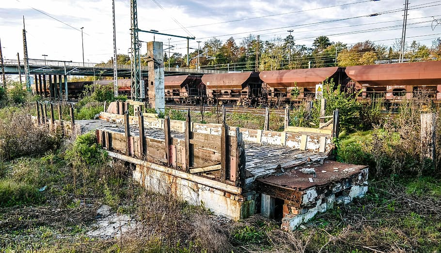 gleise, tren, rail, plataforma, trànsit ferroviari, llindar, vies del ferrocarril, vell, deteriorat, planta, cap gent, naturalesa, dia, arbre, estructura construïda, cel, arquitectura, abandonat, herba, obsoleta, connexió, a l'aire lliure, espatllat, camp, mal estat, llum solar, terra, aixafar, deteriorament, arruïnat, 5K
