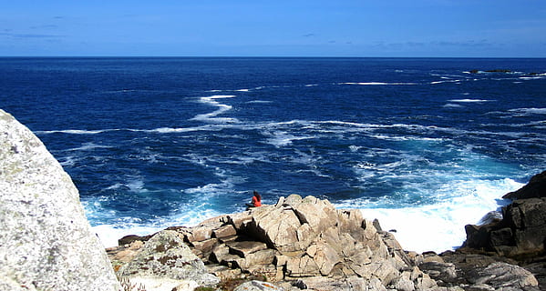 persona, vistiendo, naranja, parte superior, gris, piedra, cuerpo, agua, acantilados, acantilado, Bretaña, atlántico, costa, mar, Oceano, ola, playa, horizonte, vacaciones, horizonte sobre el agua, naturaleza, roca - objeto, azul, al aire libre, scenics, día, rock, sólido, belleza en la naturaleza, paisajes - naturaleza, formacion de roca, estilos de vida, gente real, actividad de ocio, cielo, gente, idílico, 4K, CC0, dominio público, libre de derechos