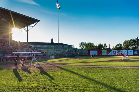 baseball spelers, spelen, veld-, dag, basketbal, spelers, sport, Competitieve sport, stadion, wedstrijd, buitenshuis, sportcomplex, gras, speelveld, voetbal, voetbalveld, grote groep mensen, hemel, zonlicht, natuur, architectuur, fabriek, ingebouwde structuur, buitenkant van het gebouw, Lens flare, verlichtingsapparatuur, zon, mensen, schaduw, groep mensen, gazon, zonnestraal, straat, 4K, CC0, publiek domein, royaltyvrij