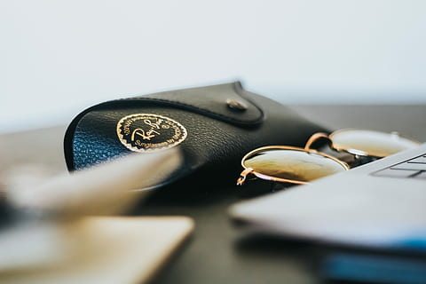 nero, occhiali da sole ray-ban, Custodia in pelle, accanto, computer portatile, occhiali da sole, Astuccio, computer, scrivania, Ray Ban, in casa, messa a fuoco selettiva, nessuno, avvicinamento, tempo, girato in studio, orologio da polso, natura morta, tavolo, orologio, copia spazio, vista dall'alto, attività commerciale, moda, gruppo di oggetti, finanza, bicchieri, pelle, controllo, tecnologia, piccolo gruppo di oggetti, 5K, CC0, dominio pubblico, privo di copyright