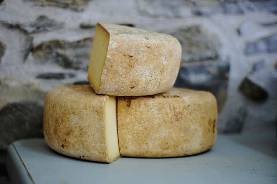 pane cotto, tre fette di cibo, formaggio, cuneo, parete, in casa, nessuno, cibo, concentrarsi sulle conoscenze acquisite, freschezza, cibo e bevande, avvicinamento, solido, pila, prodotto caseario, arte e artigianato, materiale lapideo, benessere, giorno, bagno, semplicità, tavolo, roccia, 4K