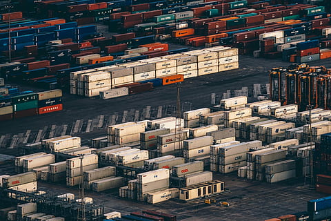 stablet, containervogn, dagtid, grå, hvit, container varebiler, last, container, Shipping, skip, frakteskip, havn, containerskip, prisme, lastcontainer, godstransport, arkitektur, transport, virksomhet, stor gruppe gjenstander, kommersiell brygge, ingen folk, stable, høy vinkel visning, bygning, industri, hjemlige rom, brygge, transportmiddel, overflod, dag, eske, utendørs, industriområde, 5K, CC0, offentlig domene, opphavsrett gratis