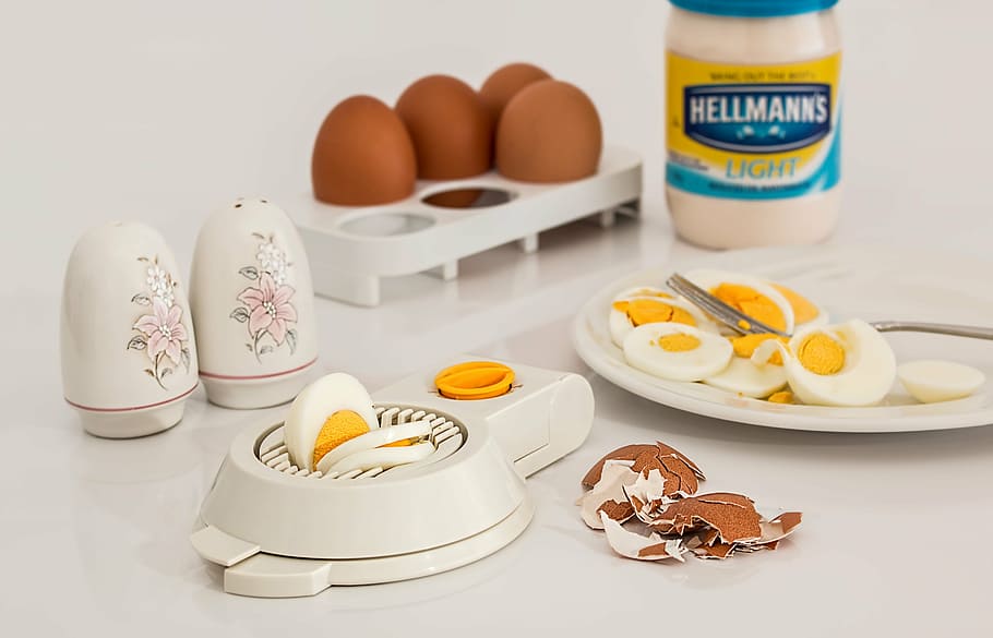 blanc, contenidor de condiments, superfície, talladora d’òvuls, ou, dur bullit, shell, menjar, proteïna, esmorzar, nutrició, closca d'ou, berenar, saludable, ingredient, rovell, colesterol, nutritiu, cuinar, cuina, ous, ous d’animals, menjar i beguda, frescor, natura morta, alimentació saludable, benestar, a l'interior, cap gent, contenidor, taula, beure, placa, gran grup d'objectes, producte diari, refresc, llet, text, primer pla, centrar-se en primer pla, 5K