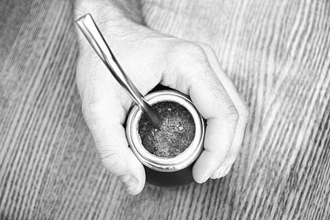 Hand, Kamerad, yerba, menschliche Hand, Lebensmittel, menschliches Körperteil, halten, eine Person, Körperteil, drinnen, Erwachsene, Nahansicht, Finger, echte Menschen, menschlicher Finger, Gesundheitswesen und Medizin, High Angle View, Essen und Trinken, direkt darüber, Männer, nicht erkennbare Person, Holz - Material, menschliches Gesicht, 4K, CC0, gemeinfrei, lizenzfrei