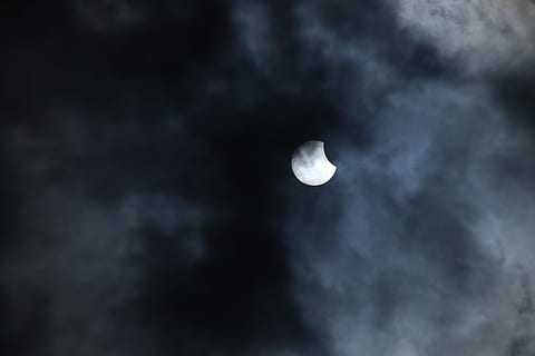 Eclipsi solar, taques solars, solar, cel, temps, sol, núvols, lluna, astronomia, espai, nit, núvol - cel, escenics - natura, bellesa a la natura, cap gent, naturalesa, fosc, tranquil·litat, vista d’angle baix, lluna plena, Lluna planetària, núvol, a l'aire lliure, escena tranquil·la, exploració, espai i astronomia, astrologia, eclipsi, 5K, CC0, domini públic, lliure de regalies