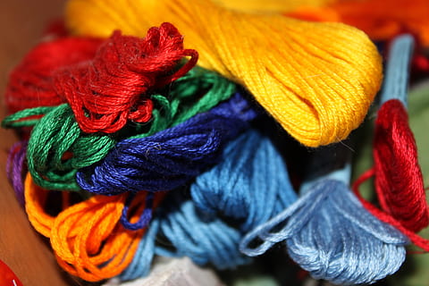 hilo de colores surtidos, fotografía de primer plano, seda floja, hilo, arco iris, hilo de color, hilos-macro, lana, multi color, textil, de cerca, Arte y artesanía, nadie, arte, bola de lana, adentro, creatividad, rojo, centrarse en primer plano, color naranja, material, amarillo, variación, elección, naturaleza muerta, aguja de tejer, blandura, bufanda, 4K, CC0, dominio público, libre de derechos