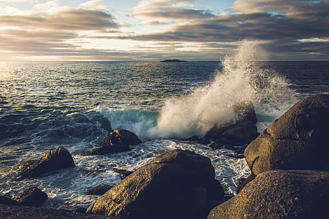 roques, cos, aigua, rock, onades, platja, oceà, Costa, paisatge, referència, ona d’aigua, onada de l’oceà, illa, costaner, sortida del sol, mar, moviment, onada, bellesa a la natura, cel, escenics - natura, núvol - cel, rock - object, poder, horitzó sobre l’aigua, sòlid, poder a la natura, horitzó, naturalesa, terra, esquitxades, trencament, cap gent, colpejar, a l'aire lliure, 4K, CC0, domini públic, lliure de regalies