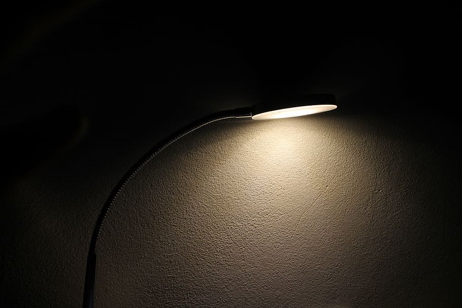 làmpada de coll groc, llum, bombeta, paret, fosc, nit, il·luminat, equips d’il·luminació, cap gent, electricitat, primer pla, fons negre, a l'interior, tir de l'estudi, sol objecte, color negre, còpia espai, llum - fenomen natural, punt de mira, fons, textura, brillant, corba, llum elèctrica, tecnologia, en blanc, 2K