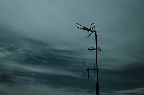 fotografering, sort, antenne, daytijme, uden for, hus, pol, Sky, mørk, himmel, modtager, sky - himmel, lav vinkel visning, teknologi, ingen mennesker, forbindelse, natur, meddelelse, skumring, antenne - antenne, silhuet, udendørs, høj - høj, dag, elektricitet, telekommunikationsudstyr, overskyet, storm, skønhed i naturen, byggemateriale, elektrisk udstyr, 4K, CC0, offentligt domæne, royaltyfrie