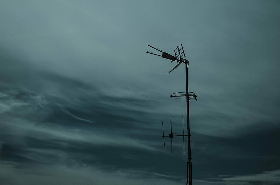 fotografering, sort, antenne, daytijme, uden for, hus, pol, Sky, mørk, himmel, modtager, sky - himmel, lav vinkel visning, teknologi, ingen mennesker, forbindelse, natur, meddelelse, skumring, antenne - antenne, silhuet, udendørs, høj - høj, dag, elektricitet, telekommunikationsudstyr, overskyet, storm, skønhed i naturen, byggemateriale, elektrisk udstyr, 4K