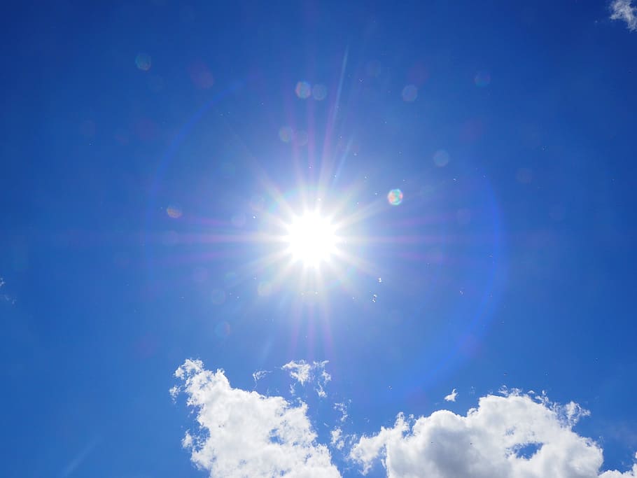sol, blau, cel, núvols, blanc, dia d’estiu, dia assolellat, assolellat, raig de sol, dia bonic, estiu, núvols de cúmuls, cumulus humilis, cumulus mediocris, Cúmulus, núvol de cúmuls, llum solar, flare de la lent, núvol - cel, vista d’angle baix, bellesa a la natura, naturalesa, escenics - natura, brillant, tranquil·litat, dia, cap gent, escena tranquil·la, a l'aire lliure, idíl·lic, lluminós, meteorologia, bengales solars, 4K