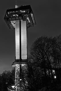tårn, himmel, bakke, lav vinkel visning, træ, ingen mennesker, natur, belysningsudstyr, plante, nat, udendørs, arkitektur, bygget struktur, bare træ, skumring, belyst, udkigstårn, observationspunkt, høj - høj, gadebelysning, 5K, CC0, offentligt domæne, royaltyfrie