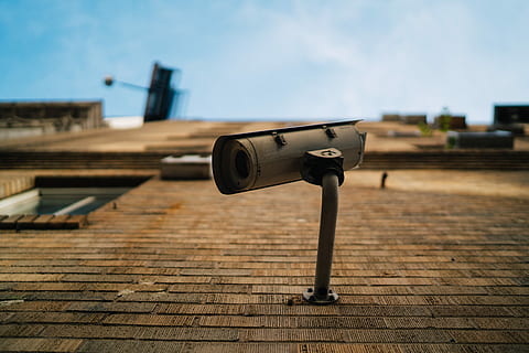 płytki, fotografia fokusowa, szary, kamera bezpieczeństwa, biały, kamera monitorująca, zamontowane, brązowy, beton, ceglana ściana, Ściana, inwigilacja, bezpieczeństwo, cctv, aparat fotograficzny, okno, niebo, zewnętrzny, cegła, nyc, oglądanie, Miasto, Nowy Jork, architektura, skupić się na pierwszym planie, dzień, zbudowana struktura, technologia, żadnych ludzi, na zewnątrz budynku, na dworze, drewno - materiał, lornetka, Natura, światło słoneczne, na monety, tematy fotograficzne, instrument optyczny, domowa kamera wideo, 8K, CC0, domena publiczna, darmowe zdjęcia