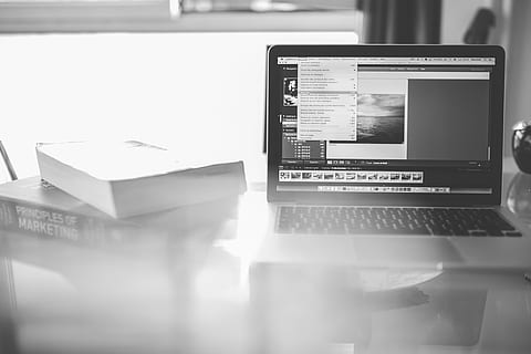 gedraaid, laptop computer, grijstinten, foto, macbook, pro, laptop, computer, creatief, lightroom, boeken, afzet, bedrijf, technologie, voorwerpen, kantoor, bureau, zwart en wit, venster, werkend, Draadloze technologie, communicatie, verbinding, gegevens, binnenshuis, selectieve aandacht, computerscherm, tafel, geen mensen, meubilair, Lens flare, stilleven, draagbaar informatie-apparaat, detailopname, computerapparatuur, 4K, CC0, publiek domein, royaltyvrij