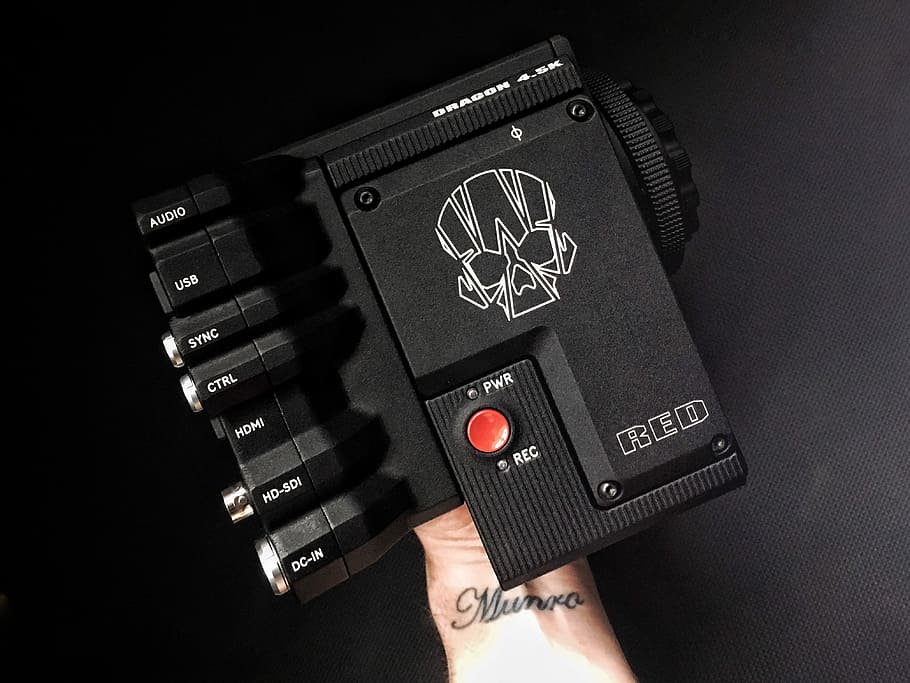 nero, grigio, amplificatore, persona, detenzione, rosso, dot scope, pulsante, mano, parte del corpo umano, mano umana, girato in studio, una persona, tecnologia, prospettiva personale, temi fotografici, avvicinamento, in casa, cultura artistica e intrattenimento, sfondo nero, colore nero, macchina fotografica - attrezzatura fotografica, industria cinematografica, parte del corpo, testo, musica, dito, videocamera domestica, 4K
