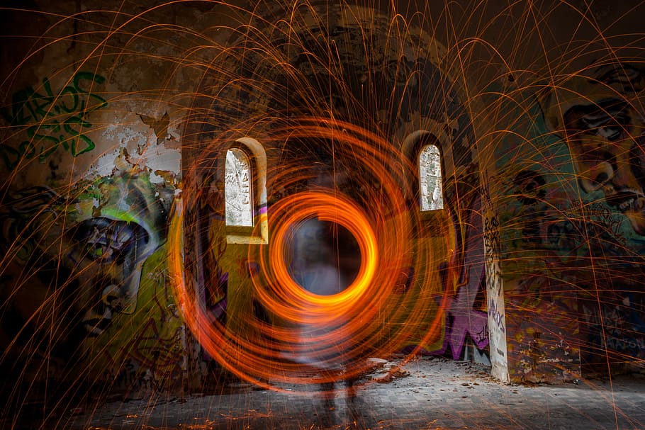 ståluldsfotografering, person, værelse, uldfotografi, lys, spiralformet, hvirvel, mønster, orange, lang eksponering, bevægelse, belyst, sløret bevægelse, nat, spinding, tråduld, lys maleri, arkitektur, glødende, hastighed, lys - naturligt fænomen, orange farve, kreativitet, cirkel, udendørs, bygget struktur, natur, geometrisk form, ingen mennesker, 4K