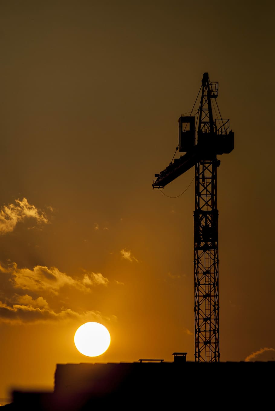 kran, konstruktion, belastning, arbejde, sol, industriel, forebyggelse, fremstiller, Tung belastning, Advarsel, solnedgang, baggrundsbelysning, himmel, eftermiddag, kontrast, silhuet, udendørs, ingen mennesker, arkitektur, sky - himmel, orange farve, industri, maskineri, natur, kran - entreprenørmaskiner, byggebranchen, skønhed i naturen, udvikling, bygget struktur, lav vinkel visning, byggeplads, scenics - natur, industrielt udstyr, 4K