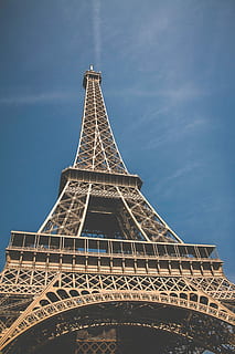 giorno, Torre Eiffel, Parigi, Francia, posto famoso, Torre, Francia, architettura, Europa, turismo, destinazioni di viaggio, viaggio, cultura francese, città, alto - alto, punto di riferimento internazionale, cielo, scena urbana, monumento, struttura costruita, all'aperto, storia, piramide, Inquadratura dal basso, il passato, esterno dell'edificio, nessuno, metallo, natura, caratteristica architettonica, posto, Posizione, 2K, CC0, dominio pubblico, privo di copyright