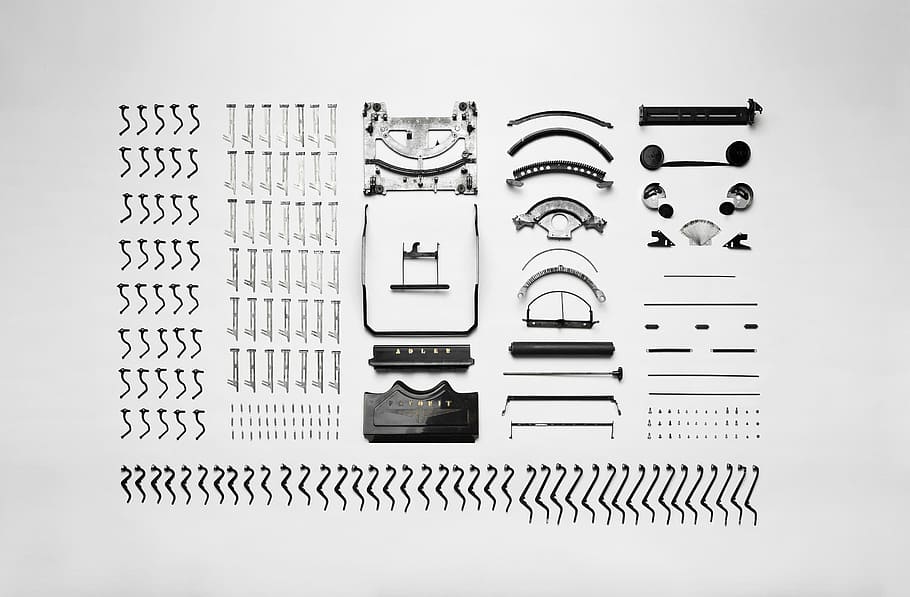 alineats, negre, gris, metall, equipament, part, angle gran, foto, eina metàl·lica, conjunt, màquina d’escriure, deconstruir, tecnologia, desmuntat, muntar, desmuntar, eina, peça, mecànic, vintage, trencat, tipus, vell, tipografia, connexió, comunicació, cap gent, forma, disseny, fons blanc, tir de l'estudi, a l'interior, Internet, patró, estructura construïda, primer pla, tecnologia sense fils, en fila, arquitectura, sol objecte, comoditat, Font d'alimentació, equipament elèctric, codi binari, 5K