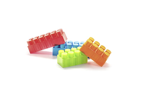 quatre, color assortit, enclavament, joguines de maó, blanc, fons, maons, jugar, objectes, plàstic, colorit, joc, infància, vermell, verd, blau, taronja, aïllat, joguina, arquitectura, fons blanc, multicolor, tir de l'estudi, primer pla, tallar, natura morta, cap gent, a l'interior, grup d'objectes, còpia espai, bloc de joguines, forma, bloc, forma geomètrica, grup, grup mitjà d'objectes, 4K, CC0, domini públic, lliure de regalies