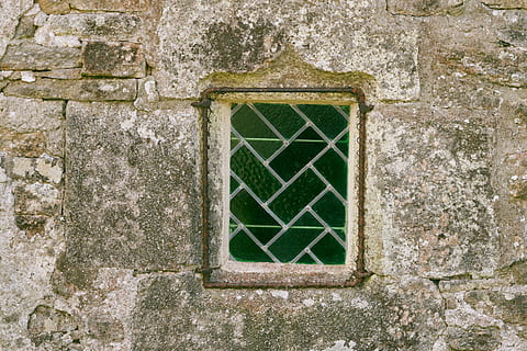 parete, architettura, pierre, finestra, bicchieri, colori, bicchiere, piastrelle, ex, medievale, struttura costruita, esterno dell'edificio, nessuno, giorno, caratteristica della parete, costruzione, modello, muro di pietra, all'aperto, vecchio, protezione, sicurezza, Casa, avvicinamento, strutturato, intemperie, 5K, CC0, dominio pubblico, privo di copyright