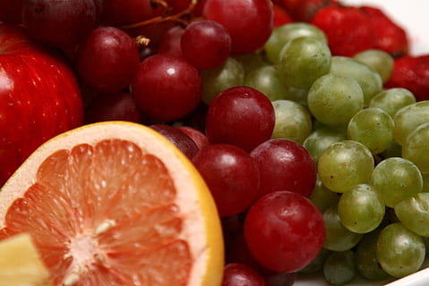 fruita, uva, taronja, raïm, menjar i beguda, alimentació saludable, menjar, benestar, frescor, vermell, primer pla, natura morta, gran grup d'objectes, cap gent, a l'interior, abundància, variació, elecció, marc complet, cítrics, madur, aliments crus, 2K, CC0, domini públic, lliure de regalies