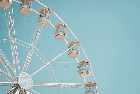 gent, muntar a cavall, ferris, roda, foto, beix, estructura, cel, circular, girar, blanc, blau, resum, recinte firal, passeig, vista, jugar, va parlar, cabina, públic, diversió, urbà, atracció, ciutat, roda de ferris, vista d’angle baix, passeig pel parc d’atraccions, Parc d'atraccions, cel clar, cultura i entreteniment artístic, dia, naturalesa, cap gent, activitat d'oci, carnestoltes ambulants, carnaval, a l'aire lliure, llum solar, directament a sota, 4K, CC0, domini públic, lliure de regalies