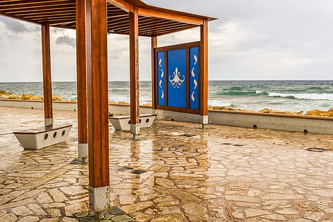 regnvejrsdag, kiosk, bænk, arkitektur, strand, hav, bølger, overskyet, Havn, ayia napa, cypern, sand, fravær, ferier, vand, jord, himmel, bygget struktur, natur, træ - materiale, ingen mennesker, horisont, dag, udendørs, scenics - natur, sky - himmel, skønhed i naturen, ro, horisont over vand, luksus, træ post, 5K, CC0, offentligt domæne, royaltyfrie