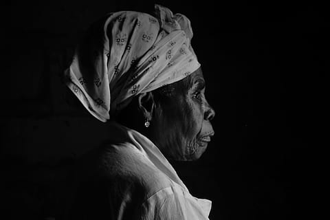foto, donna, headwrap, bianca, superiore, nero, ritratto di sfondo, cima bianca, sfondo, ritratto, persone, sfondo nero, donne, una persona, bianco e nero, femmine, adulto, stile di vita, uomini, solo una donna, solo una giovane donna, solo donne, girato in studio, colpo alla testa, in casa, stili di vita, analizzare, cercare, guardare, attività di svago, copricapo, capi di abbigliamento, guardando lontano, vista laterale, persone reali, metà adulto, copia spazio, vista profilo, contemplazione, volto umano, 4K, CC0, dominio pubblico, privo di copyright