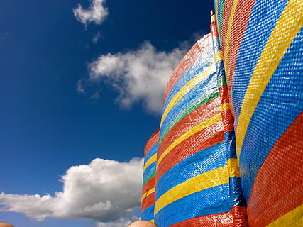 Strand, Windschutz, Wind brechen, Wolken, Sommer-, mehrfarbig, Himmel, wolke - himmel, Blau, Textil-, keine Leute, Kleidung, Natur, lebendige Farbe, draußen, Nahansicht, Tag, Muster, Reise, Schönheit in der Natur, Umgebung, Geschäft, Verkauf, 4K, CC0, gemeinfrei, lizenzfrei