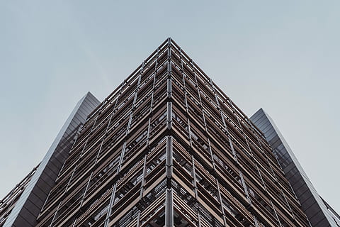 Castanho, cinzento, edifício de aço, baixo, foto de ângulo, concreto, construção, dia, arquitetura, estrutura, escritório, cidade, arranha-céu, feixe, impressionante, massivo, imenso, Reino Unido, Inglaterra, geometria, geométrico, abstrato, estrutura construída, exterior do edifício, céu, visão de baixo ângulo, exterior do prédio de escritórios, moderno, céu limpo, indústria de construção, ninguém, alto - alto, forma triangular, natureza, torre, indústria, ao ar livre, apartamento, 4K, CC0, domínio público, royalty free
