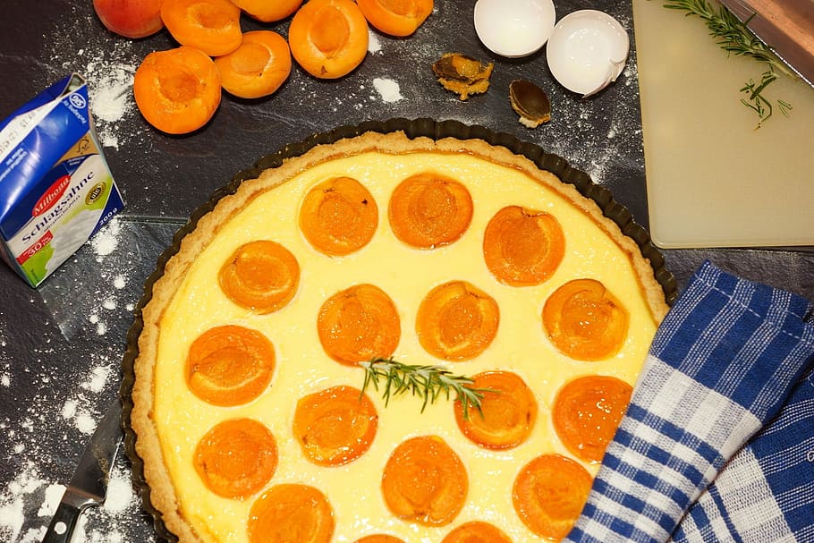 tort, caise, tort, caisă, vedere în unghi mare, mancare si bautura, preparare, direct deasupra, în interior, alimente, prospeţime, natură moartă, gata să mănânce, nici o persoana, pizza, masa, mâncat sănătos, indulgenţă, copt, ustensile de bucatarie, ou, bunăstare, a închide, vegetal, pregătirea alimentelor, ispită, foaie de copt, portocale, 1080P