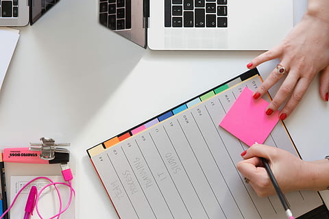 persona, detenzione, matita, bastone, Nota, accanto, tavolo, nero, scrivania, pubblicalo, ufficio, mano, macbook, il computer portatile, computer, Macbook Pro, lavoro, stazionario, pianificazione, nota adesiva, squillare, tastiera, unghie rosse, smalto per unghie, spazio di lavoro, imprenditoria, mano umana, parte del corpo umano, una persona, in casa, adulto, avvicinamento, penna, carta, donne, scrittura, vista dall'alto, colore rosa, stili di vita, bloc notes, 5K, CC0, dominio pubblico, privo di copyright