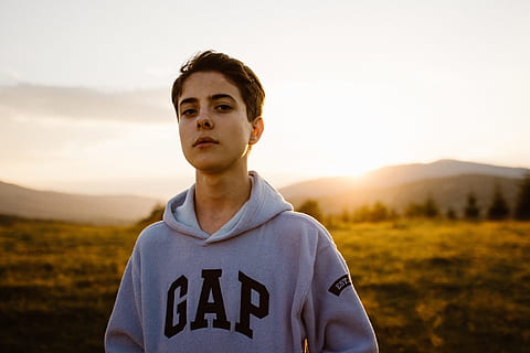 peu profond, photographie de mise au point, homme, gris, pull à capuche, portant, lacet à capuche, à l'extérieur, d'or, temps, écart, impression, sweat à capuche, l'âge d'or, sport, en plein air, Hommes, une personne, personnes, ethnie caucasienne, mâles, adulte, jeune adulte, athlète, uniforme de sport, les jeunes hommes, un seul homme, Seulment les adultes, que les hommes, la taille, permanent, portrait, ciel, la nature, le coucher du soleil, regarder la caméra, vue de face, Vêtements décontractés, photo du visage, se concentrer sur le premier plan, Activité de loisir, lumière du soleil, Vêtements, modes de vie, contemplation, adolescent, les adolescents, adolescence, 5K, CC0, domaine public, libre de droits