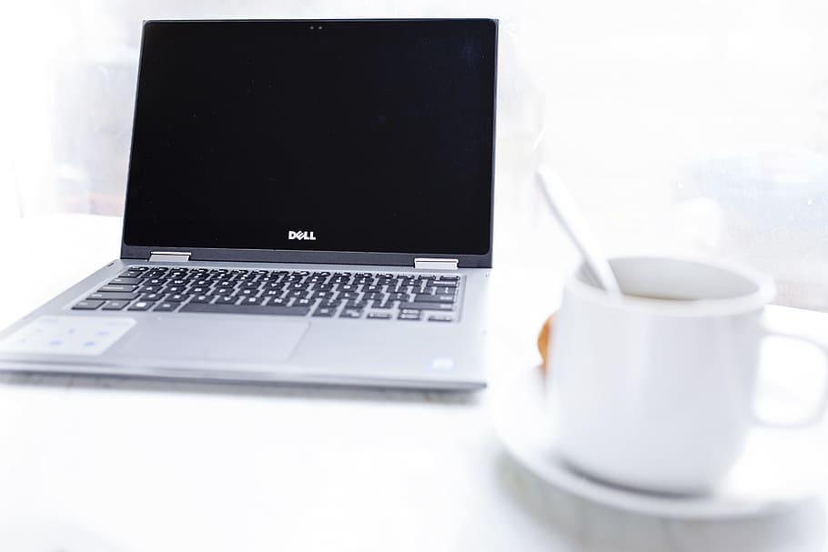 portatile Dell, davanti, tazza, caffè, sfocatura, avvicinamento, computer, connessione, contemporaneo, conca, elettronica, messa a fuoco, tastiera, il computer portatile, boccale, portatile, schermo, tè, tecnologia, senza fili, tecnologia wireless, comunicazione, tavolo, in casa, tazza di caffè, caffè - bevanda, bere, natura morta, rinfresco, cibo e bevande, nessuno, attrezzatura informatica, vasellame, vuoto, 5K
