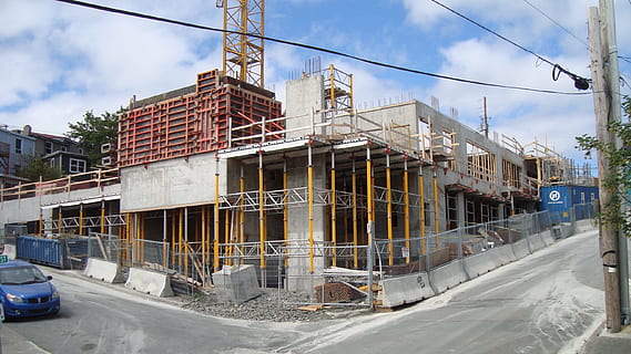 Konstruktion, Gebäude, Hochbau, Entwicklung, die Architektur, Baugewerbe, gebaute Struktur, Industrie, Baustelle, Gebäudehülle, Stadt, Himmel, Straße, wolke - himmel, Transport, unvollständig, Kabel, Gerüst, Natur, draußen, keine Leute, 2K, CC0, gemeinfrei, lizenzfrei