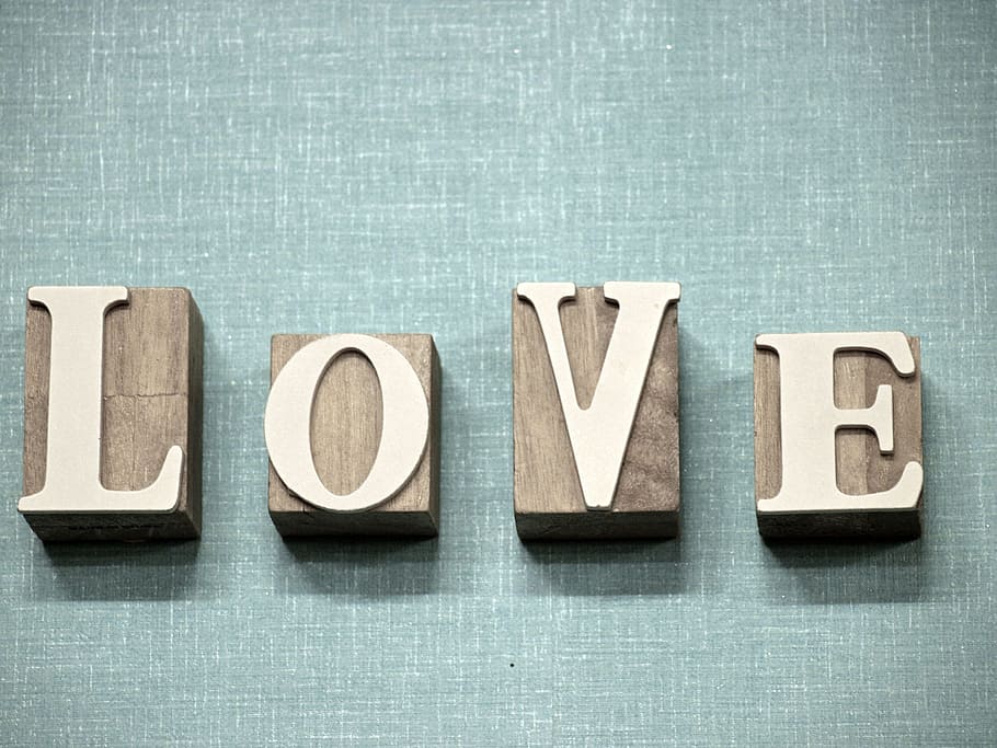 la decoració d’amor, alfabet, conceptual, creativitat, disseny, pantalla, Font, il·lustració, carta, lletres, amor, símbol, text, tipus, tipografia, fusta, a l'interior, grup d'objectes, cap gent, comunicació, tir de l'estudi, elecció, guió occidental, variació, lletra majúscula, material de fusta, nombre, grup mitjà d'objectes, mecanografiat, ordre, metall, arquitectura, funció de construcció de parets, 1080P
