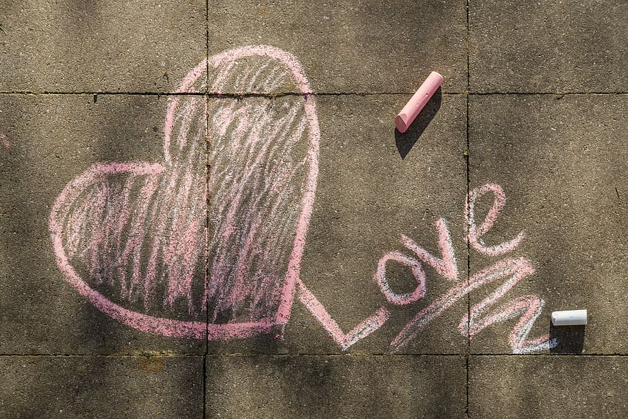 rosa, cor, m'agrada el graffiti, pis, amor, romanç, romàntic, afecte, dia de Sant Valentí, dia de la mare, guix, llanternes, pintura, art, vorera, lluny, pedres, pedra, pegat, forjats, lloses de pavimentació, rentat de llosa de formigó, creativitat, art i artesania, text, cap gent, color rosa, guió occidental, equips de guix, emoció positiva, comunicació, forma del cor, emoció, dibuix de guix, artesania, dia, directament a sobre, pissarra, funció de construcció de parets, primer pla, vista d’angle alt, missatge, dia de Sant Valentí: vacances, 5K