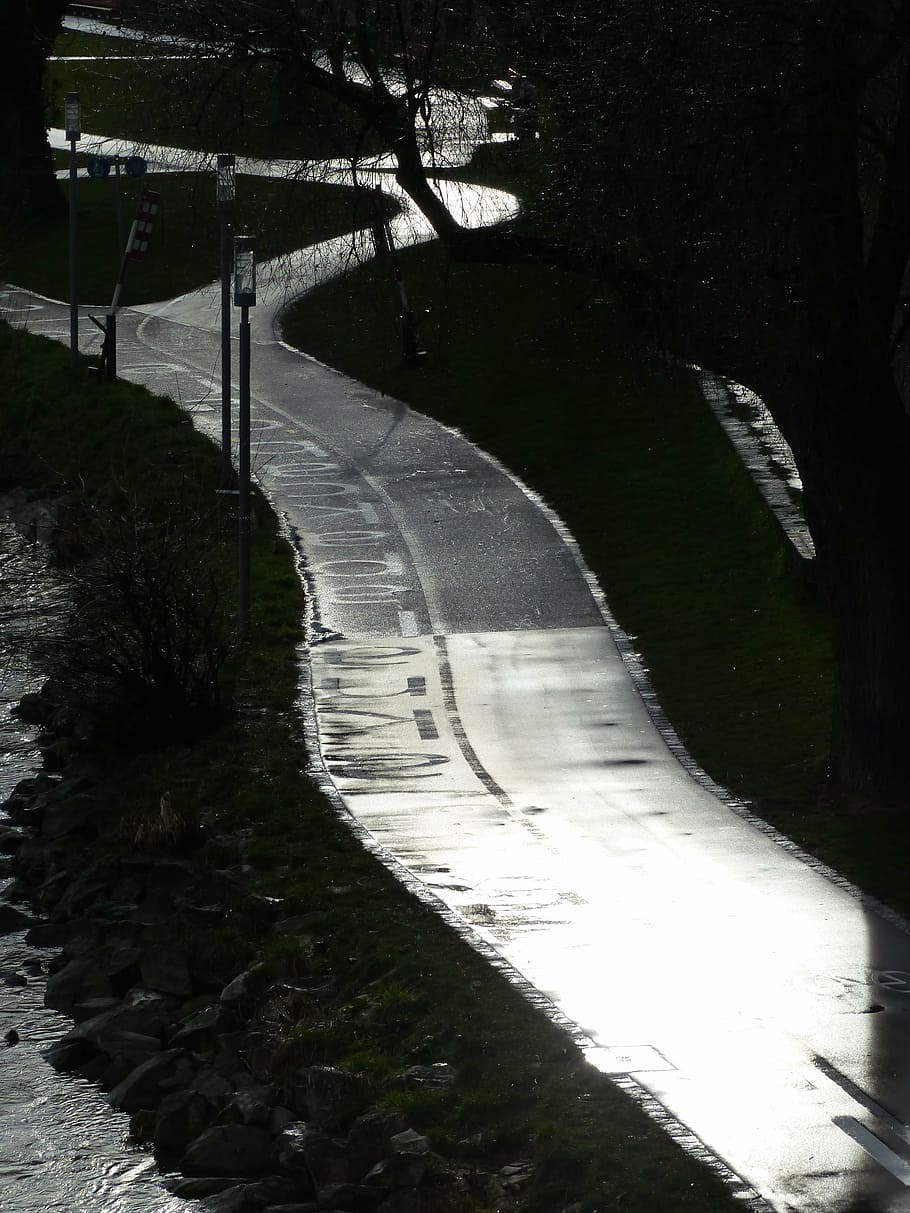 vianants, Carril bici, xarxa de carrils bici, carrers, xarxa de carreteres, carretera, trànsit, ciclistes, ciclisme, pluja, humit, brilli, naturalesa, planta, arbre, aigua, cap gent, direcció, el camí a seguir, dia, a l'aire lliure, corba, transport, tranquil·litat, sendera, arquitectura, riu, terra, vista d’angle alt, parc, aigua que flueix, que flueix, 4K