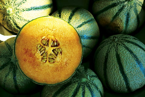 pepeni, fructe, pulpă, fruct, mânca, suculent, copt, stand de piață, mancare si bautura, alimente, mâncat sănătos, prospeţime, bunăstare, a închide, nici o persoana, natură moartă, în interior, pepene, grămadă, vedere în unghi mare, grup de obiecte, de vânzare, piaţă, cadru complet, pepene galben, alegere, grup mediu de obiecte, 4K, CC0, domeniu public, fără drepturi de autor