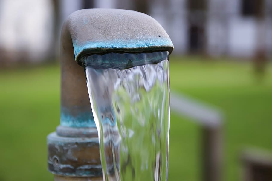 foto ravvicinata, rubinetto, acqua, fonte, rinfresco, erogatore d'acqua, acqua di fonte, flusso, acqua corrente, chiaro, concentrarsi sulle conoscenze acquisite, erba, colore verde, all'aperto, nessuno, avvicinamento, giorno, natura, contenitore, pianta, bottiglia, vetro - materiale, metallo, trasparente, campo, cibo e bevande, vaso, bere, 5K