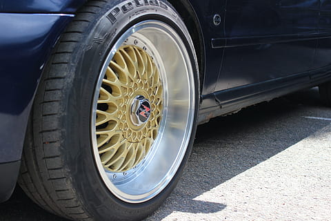 hjul, guld, sølv, elegance, bil, dæk, land køretøj, transportmidler, transportform, motor køretøj, vej, gade, ingen mennesker, by, metal, dag, køretøjsdel, udendørs, parkering, stationær, sort farve, gummi, lastbil, luksus, krom, mekaniker, 5K, CC0, offentligt domæne, royaltyfrie