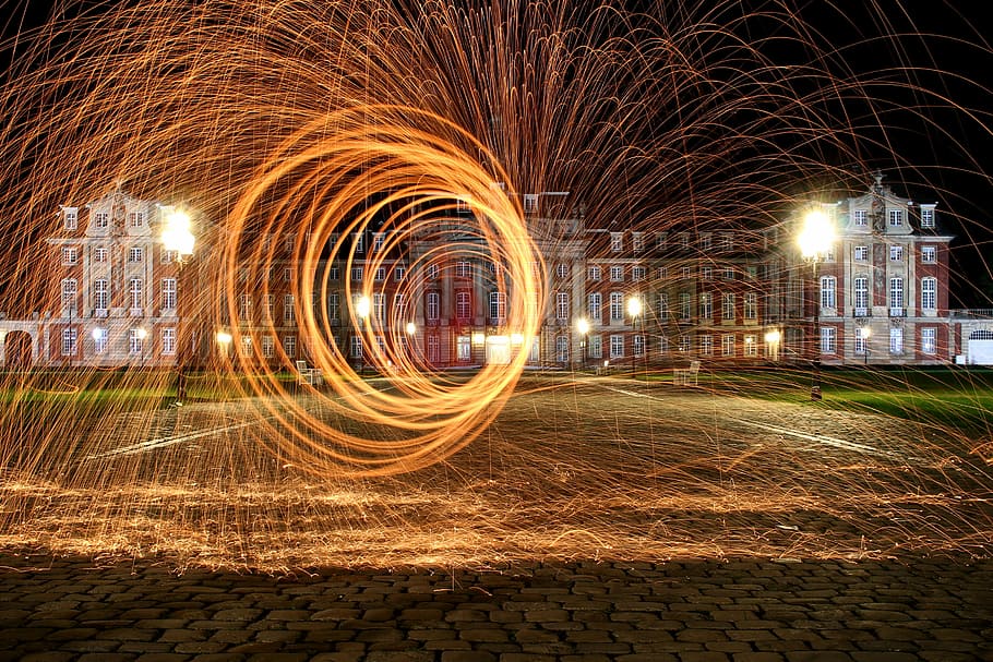 fotografia de llana d'acer, frontal, vermell, concret, edifici, llum, túnel, infern, tristesa, llambordes, trist, pavimentat, imatge de fons, münster, castell, universitat, fotografia nocturna, foc, efecte, històricament, fons, pegat, wwu, nit, il·luminat, moviment, exposició llarga, moviment borrós, brillant, arquitectura, estructura construïda, sender lleuger, velocitat, girant, exterior de l'edifici, llana de filferro, naturalesa, ciutat, cap gent, patró, a l'aire lliure, creativitat, cultura i entreteniment artístic, espurnes, 2K
