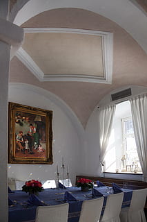 Restaurant, Tabelle, bedeckt, Bild, Ölgemälde, Mitnahme, Tischdecke, Blau, Blumendekorationen, Rosen, Leuchter, hussen, Gewölbe, Stuck, alt, Antiquität, Fenster, Vorhang, Essen, Stühle, Gastronomie, Tafel, Gasthaus, Feier, gedeckter Tisch, Essen gehen, drinnen, die Architektur, keine Leute, gebaute Struktur, blühende Pflanze, Blume, Tag, Wohngebäude, Religion, Möbel, Gebäude, Abwesenheit, Sitz, Decke, Anbetungsstätte, Glauben, Spiritualität, Glas, Altar, 4K, CC0, gemeinfrei, lizenzfrei