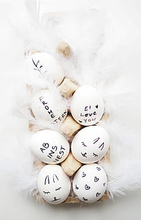 Sieben, sortenreiner Druck, organisch, Eier, dekorativ, Geflügel Eier, Ostern, Ostereier, minimalistisch, Feder, weiße Farbe, Stillleben, drinnen, Text, keine Leute, Darstellung, Lebensmittel, Ei, Kunst und Handwerk, Urlaub, westliche Schrift, Essen und Trinken, Kommunikation, Feier, Kreativität, High Angle View, Nahansicht, anthropomorph, 4K, CC0, gemeinfrei, lizenzfrei