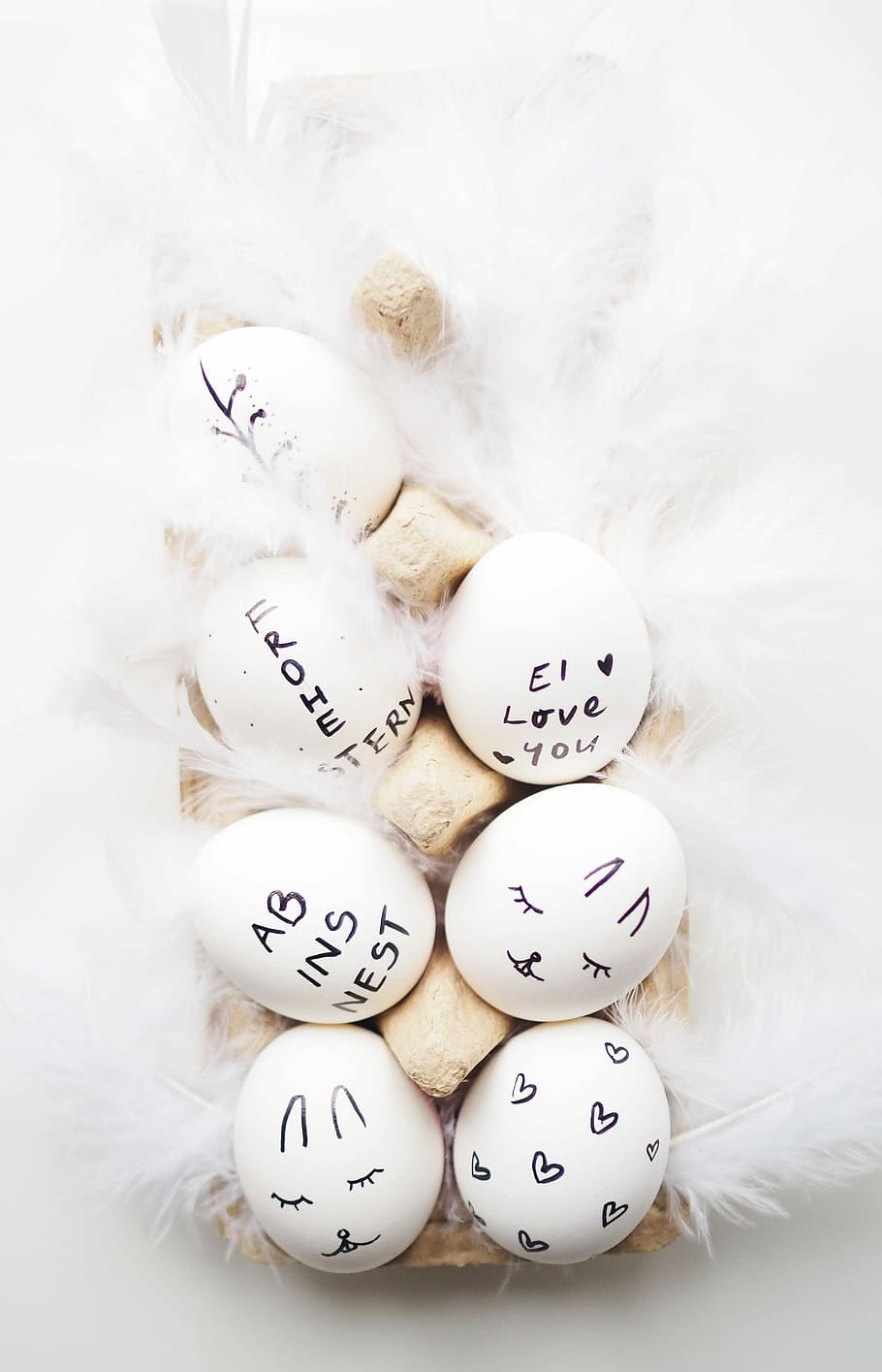 Sieben, sortenreiner Druck, organisch, Eier, dekorativ, Geflügel Eier, Ostern, Ostereier, minimalistisch, Feder, weiße Farbe, Stillleben, drinnen, Text, keine Leute, Darstellung, Lebensmittel, Ei, Kunst und Handwerk, Urlaub, westliche Schrift, Essen und Trinken, Kommunikation, Feier, Kreativität, High Angle View, Nahansicht, anthropomorph, 4K