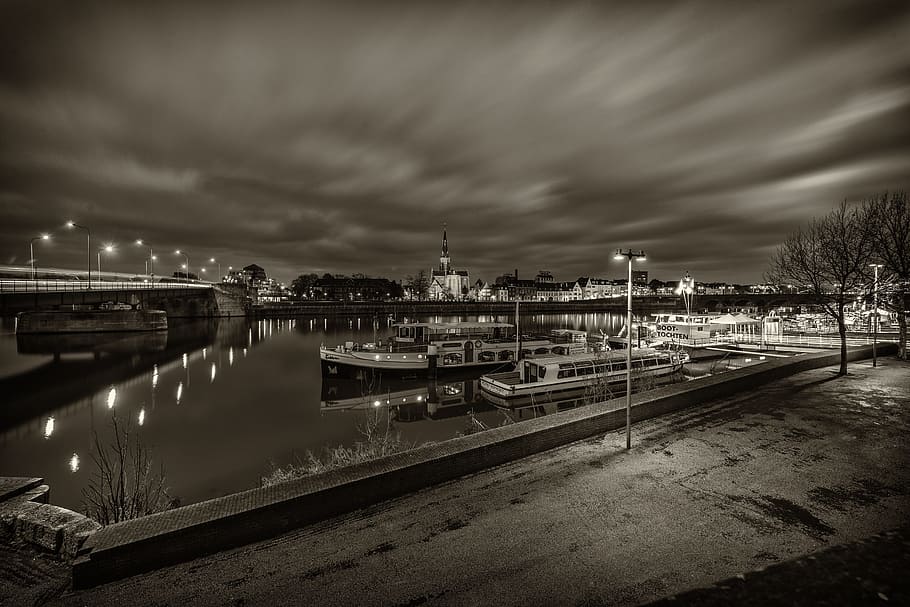 maastricht, abella, nit, núvol - cel, cel, arquitectura, estructura construïda, transport, aigua, exterior de l'edifici, ciutat, il·luminat, reflexió, naturalesa, cap gent, manera de transport, vaixell nàutic, carrer, pont, a l'aire lliure, pont - estructura feta per l'home, canal, 5K