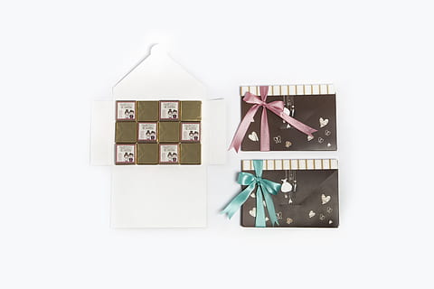 confete, chocolate, embalagem, dentro de casa, tiro do estúdio, fundo branco, grande grupo de objetos, ninguém, variação, ainda vida, escolha, propriedade de casa, criatividade, multi colorido, arquitetura, sombra, papel, arranjo, fechar-se, modelo arquitetônico, suspensão, grupo de objetos, madeira - material, 5K, CC0, domínio público, royalty free